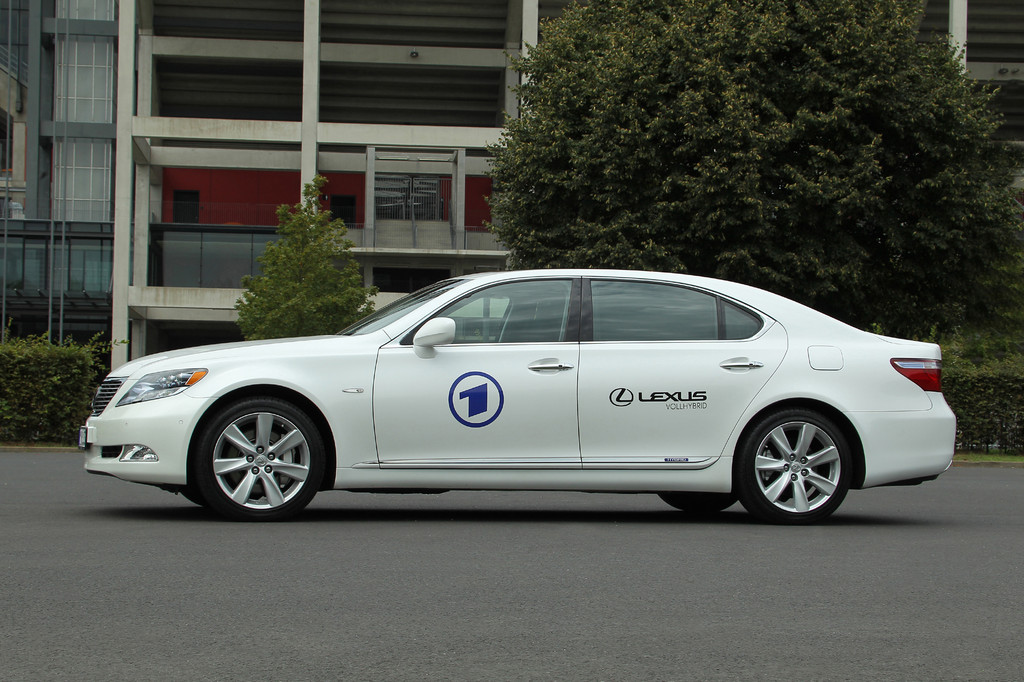 Shuttle-Fahrzeug Lexus LS 600h L.
