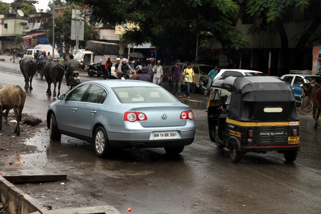 Straßenverkehr in Indien.