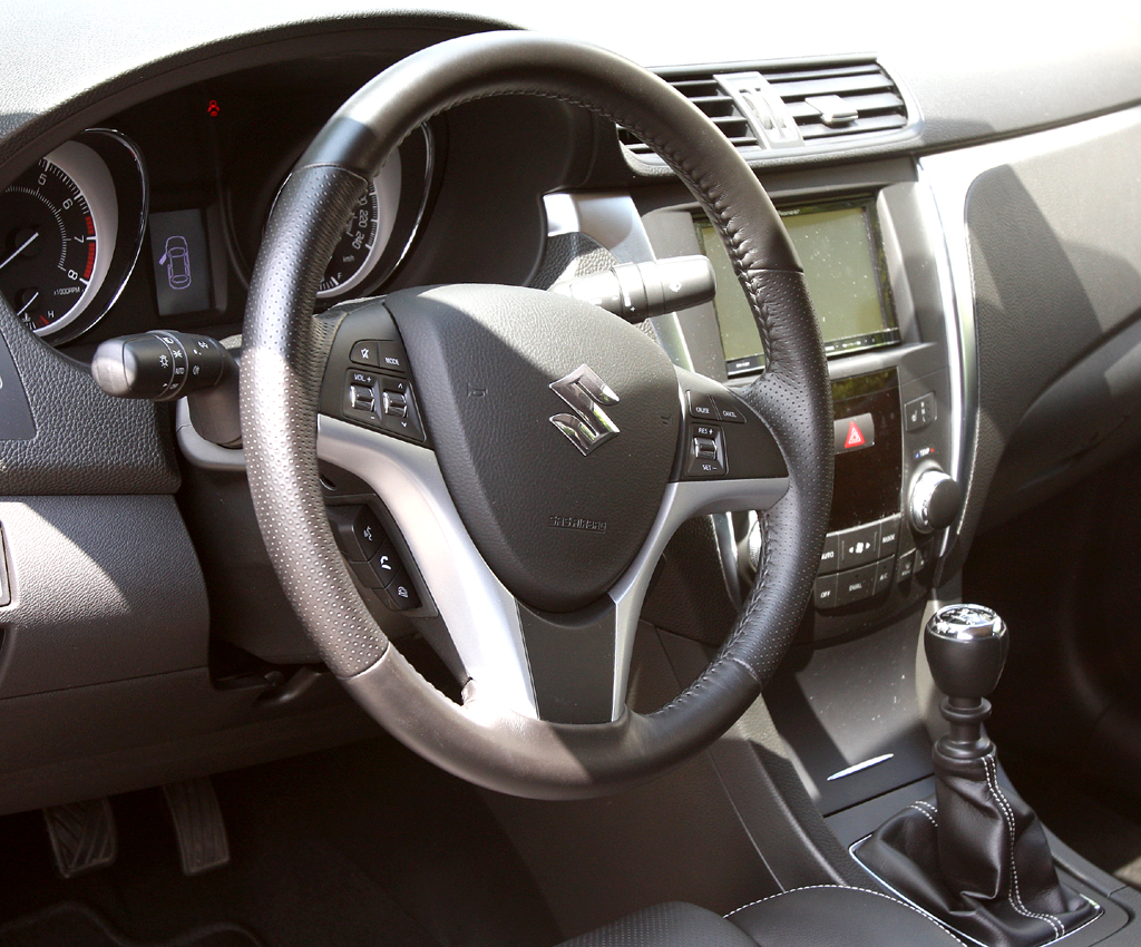 Suzuki Kizashi: Blick ins recht übersichtlich gestaltete Cockpit. 