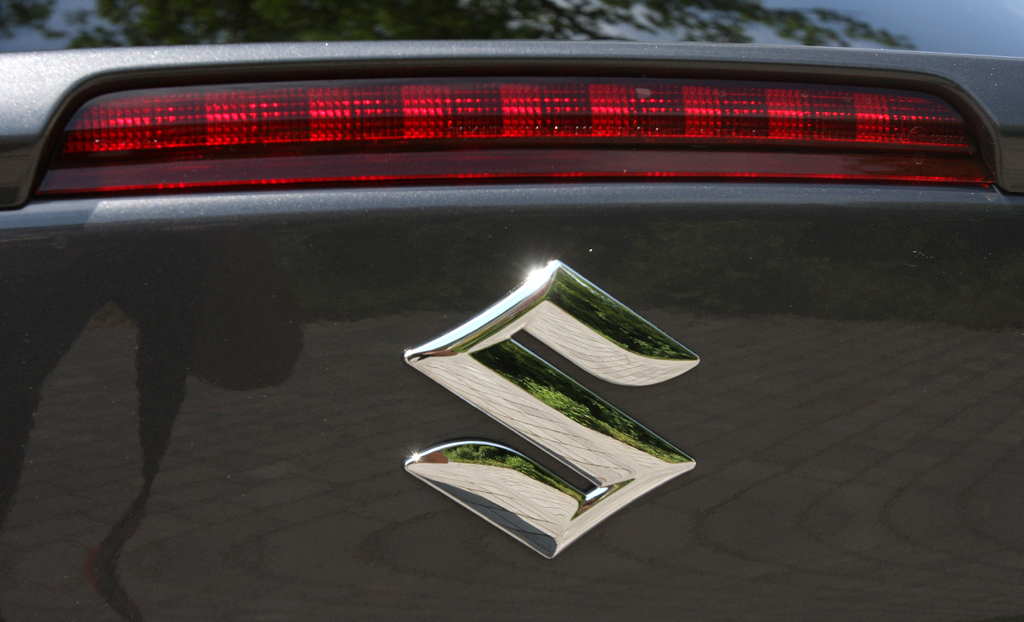 Suzuki Kizashi: Das Markenlogo sitzt hinten unter der dritten Bemsleuchte. 