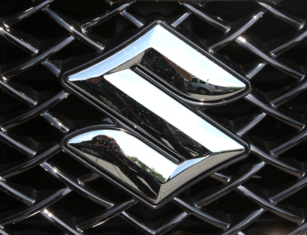 Suzuki Kizashi: Das Markenlogo sitzt vorn im oberen Kühlergril-Teil. 