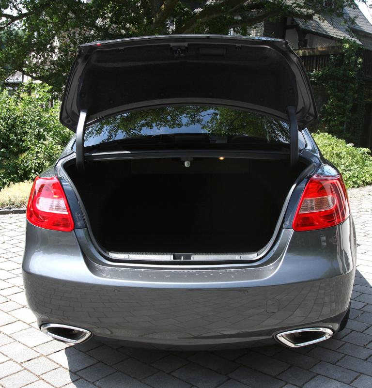 Suzuki Kizashi: Ins Gepäckabteil passen mindestens rund 460 Liter hinein. 