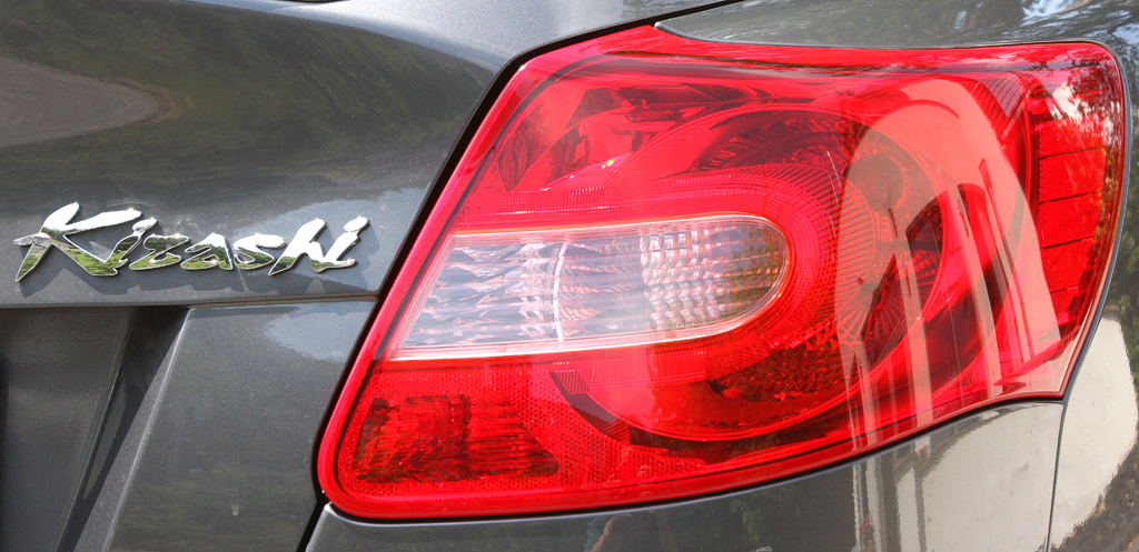 Suzuki Kizashi: Moderne Leuchteinheit hinten mit Modellschriftzug. 