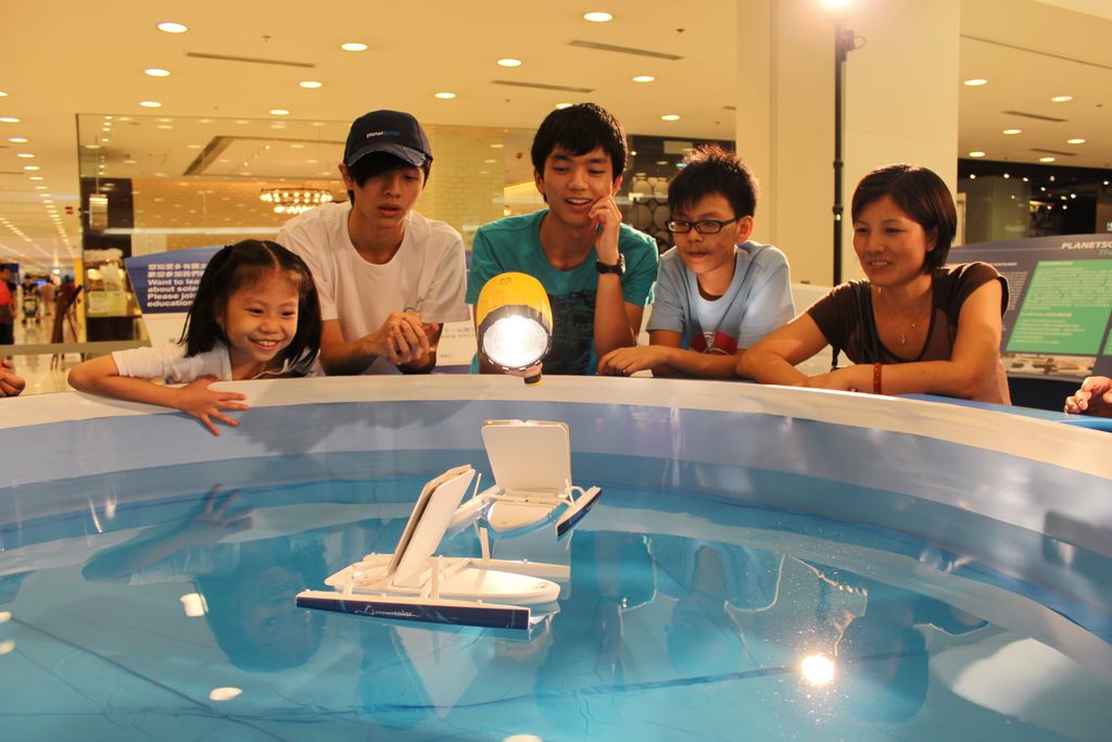 TÛRANOR PLANETSOLAR: Mit Solarenergie von Hong-Kong nach Singapur