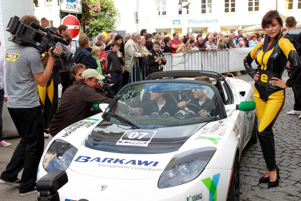 Tesla Roadster gewinnt Elektro-Rallye über die Alpen