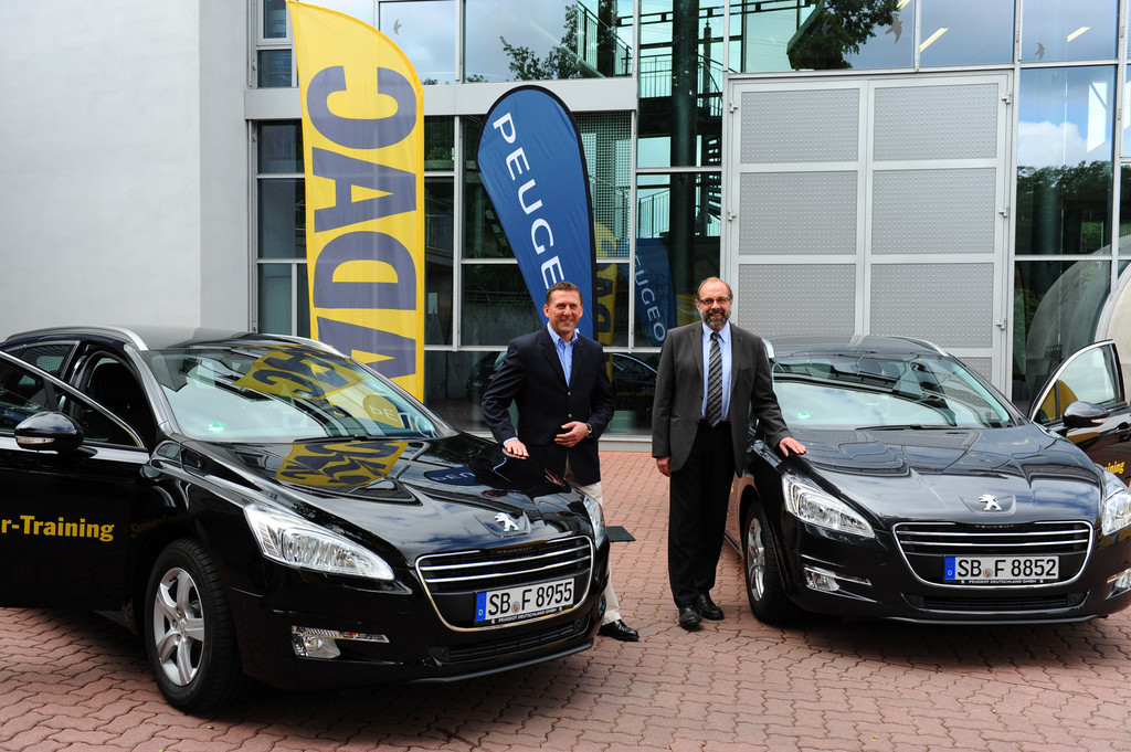 Thomas Bauch (liks), Geschäftsführer von Peugeot Deutschland, übergab die Peugeot 508 und 508 SW THP 155 in Gründau an den ADAC-Vizepräsidenten Verkehr, Ulrich Klaus Becker.