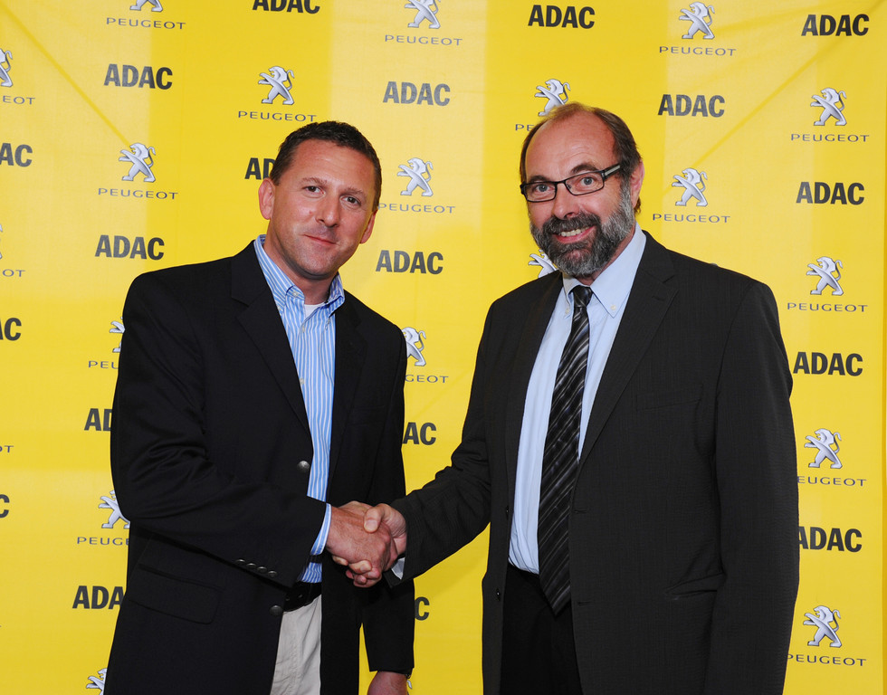 Thomas Bauch (links), Geschäftsführer von Peugeot Deutschland, übergab die Peugeot 508 THP 155 in Gründau an den ADAC-Vizepräsidenten Verkehr, Ulrich Klaus Becker.
