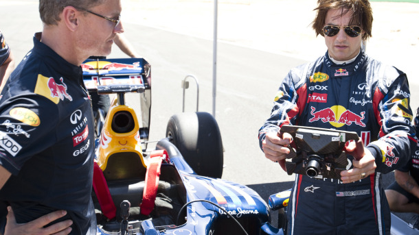 Tom Cruise cruist: Heute mal im Formel 1-Wagen. Bild: Garth Milan/Red Bull Media House North America, Inc.