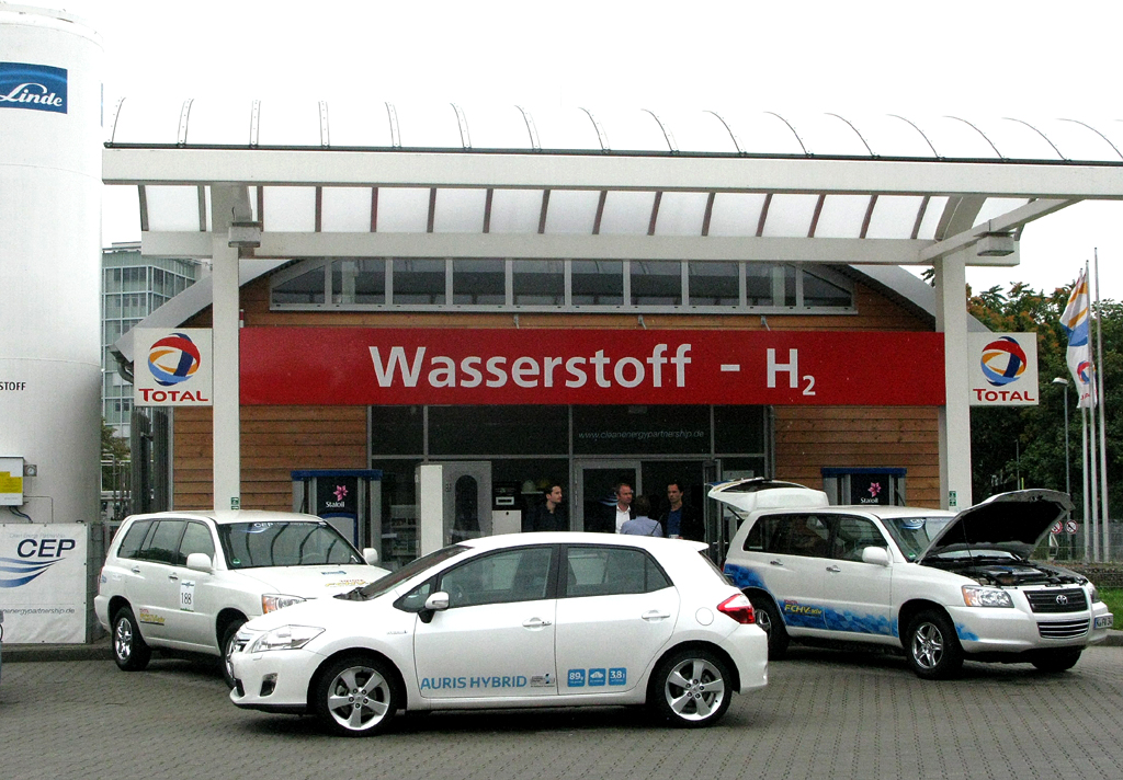Toyota-Flotte vor Wasserstoff-Tankstelle in Berlin. 