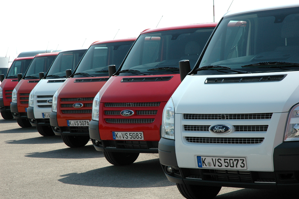 Transit-Parade vor der (Museums-)Flugwerft in Oberschleißheim. 