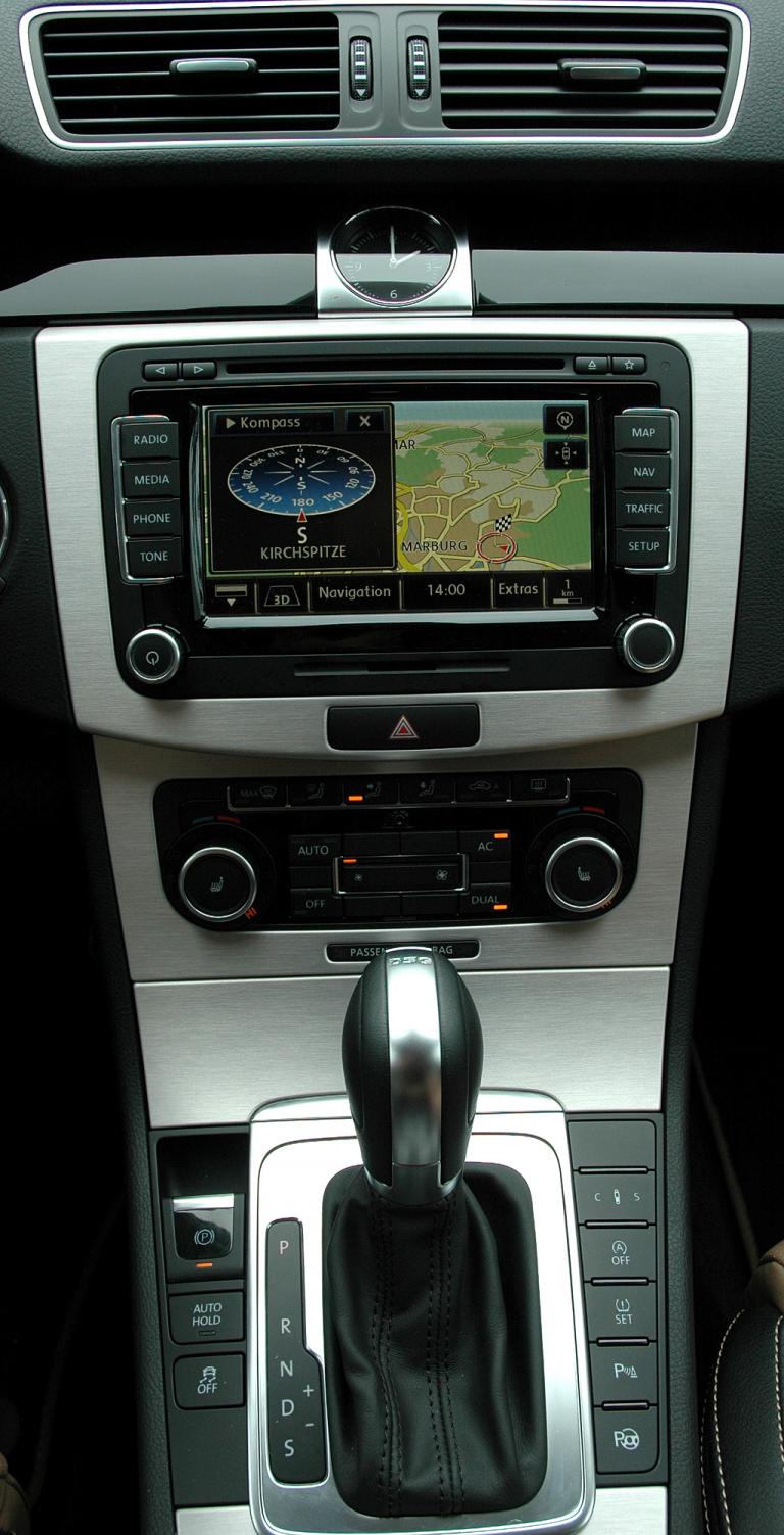 VW Passat CC: Blick auf den mittleren Armaturenträger. 