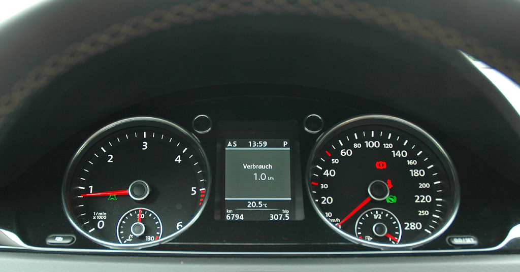 VW Passat CC: Blick durch den Lenkradkranz auf die Rundinstrumentierung. 