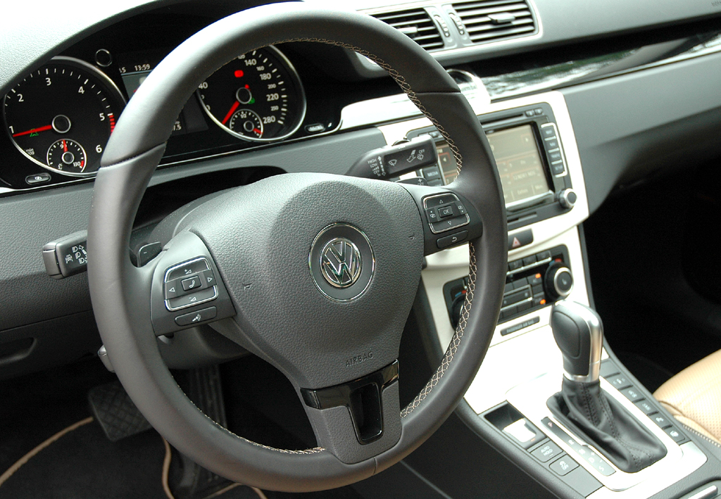 VW Passat CC: Blick ins funktionell-übersichtlich gestaltete Cockpit. 