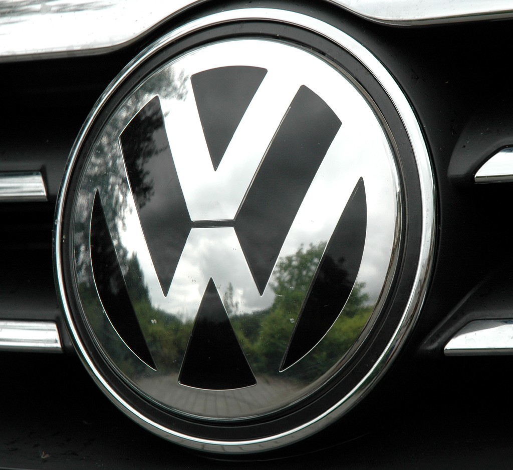 VW Passat CC: Das große Markenlogo sitzt vorn mittig im Kühlergrill. 