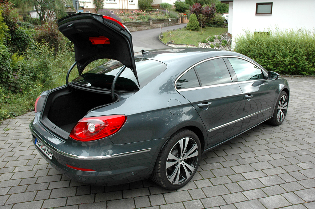 VW Passat CC: Ins große Gepäckabteil passen über 530 Liter hinein. 