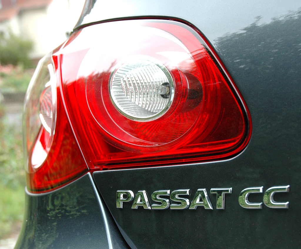 VW Passat CC: Moderne Leuchteinheit hinten mit Modellschriftzug. 