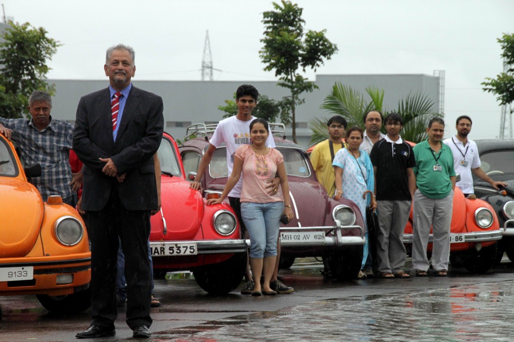 Volkswagen-Käfer-Treffen in Indien. John Chacko mit Käferfans in Pune.