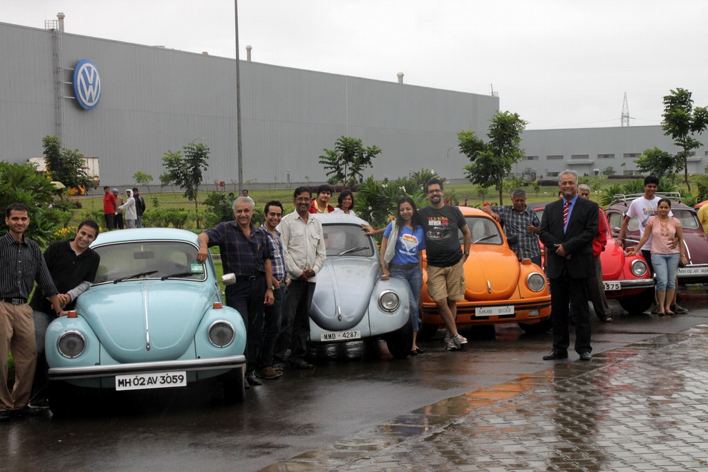 Volkswagen-Käfer-Treffen in Indien. John Chacko mit Käferfans. 