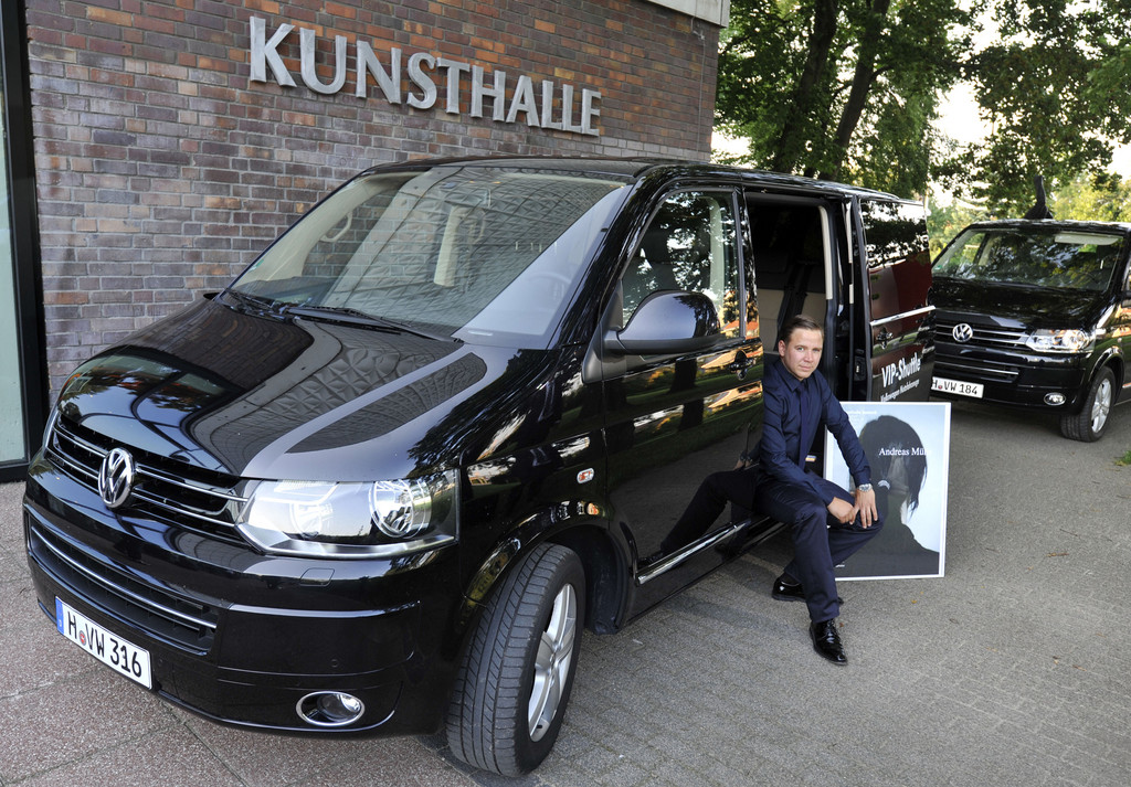 Volkswagen Nutzfahrzeuge als automobiler Partner bei der Ausstellungseröffnung des Berliner Nachwuchsfotografen Andreas Mühe in der Kunsthalle Rostock.