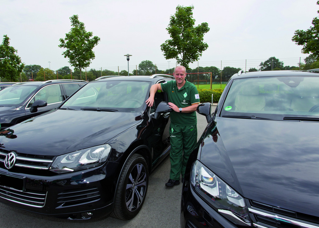 Volkswagen hat dem SV Werder Bremen eine neue Fahrzeugflotte übergeben: Cheftrainer Thomas Schaaf vor seinem Touareg.