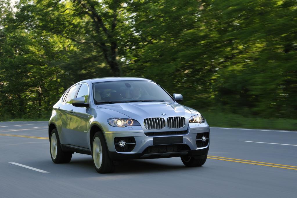 Zu den ungewöhnlichen Modellen im SUV-Angebot zählt der coupéhafte BMW X6. 