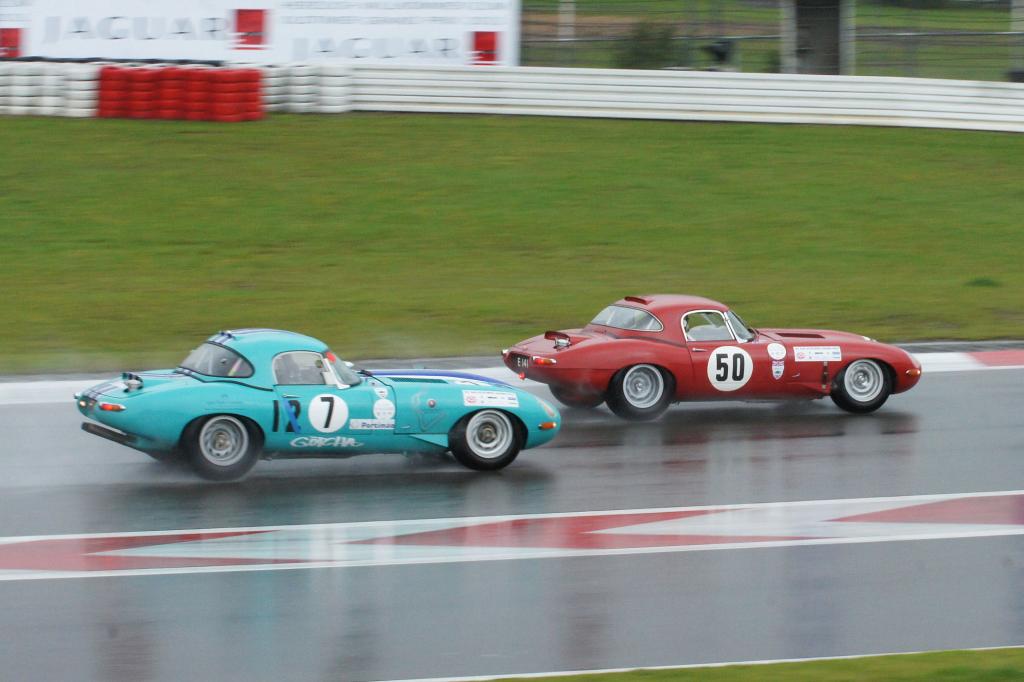 Zwei Jaguar E-Type im engen Duell