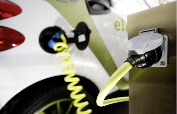Ältere Autofahrer wollen in Elektromobilität investieren