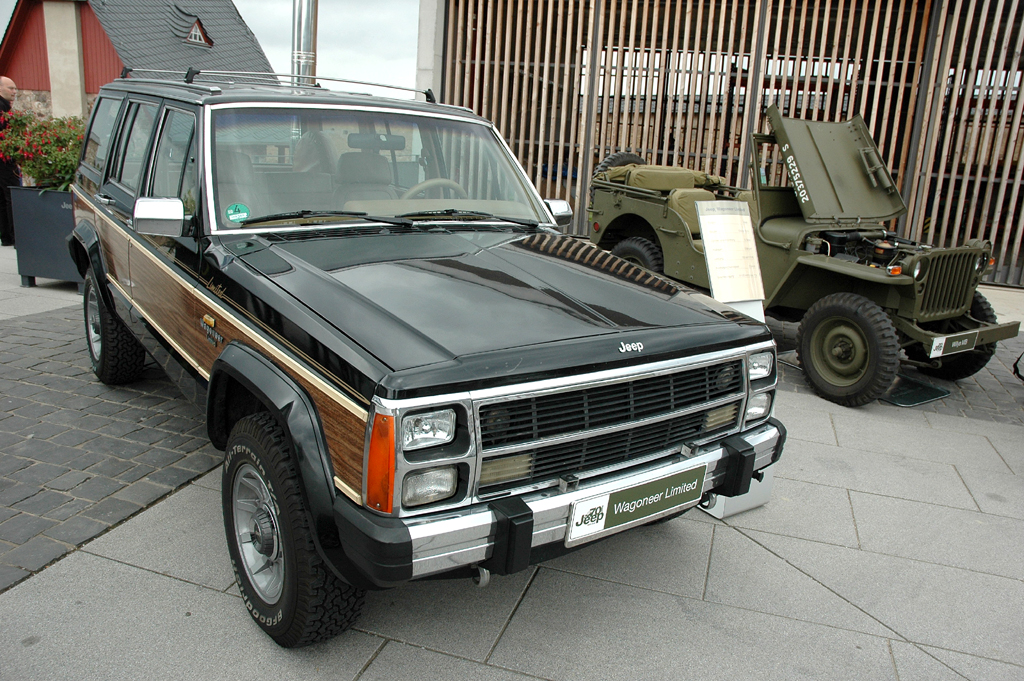 ... und so in Gesellschaft des 177 PS starken Jeep Wagoneer Limited, Baujahr 1989.