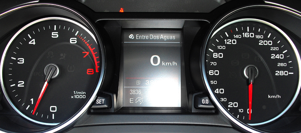 Audi A5: Blick durch den Lenkradkranz auf die Rundinstrumentierung. 