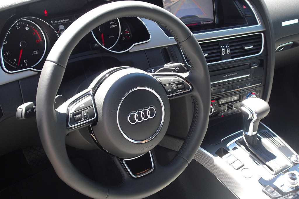 Audi A5: Blick ins sportlich-funktionell gestaltete Cockpit. 