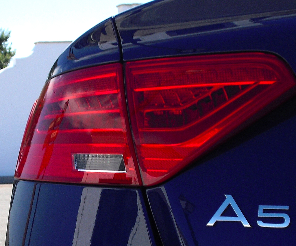 Audi A5: Moderne Leuchteinheit hinten mit Modellschriftzug. 
