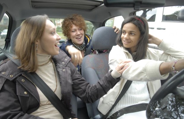 Autos junger Fahrer mit vielen Mängeln