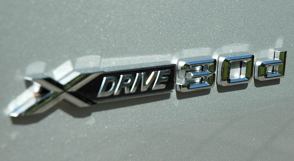 BMW X6 xDrive 30d: Antriebs- und Motorisierungsschriftzug an der Seite. 