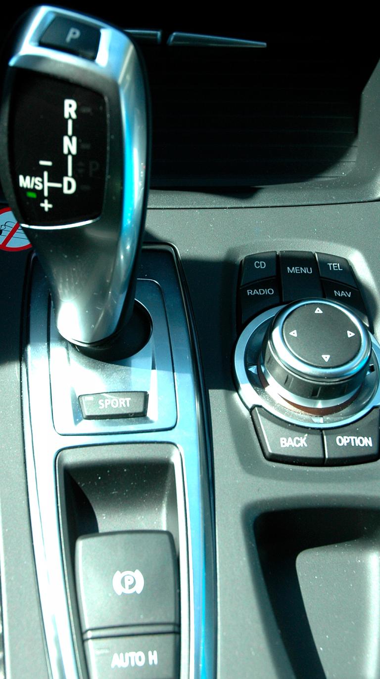BMW X6 xDrive 30d: Blick auf den Joystick-ähnlichen Getriebehebel. 
