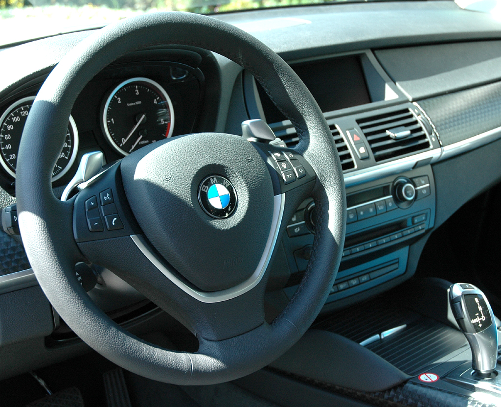 BMW X6 xDrive 30d: Blick ins sportlich-funktionell gestaltete Cockpit. 