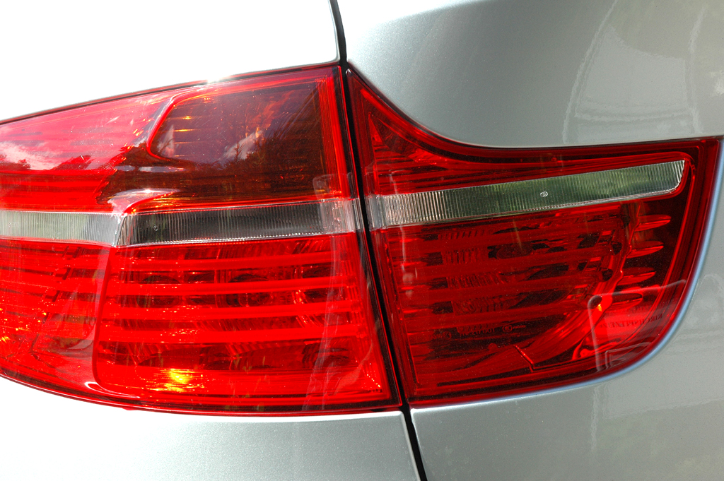 BMW X6 xDrive 30d: Moderne Leuchteinheit hinten. 