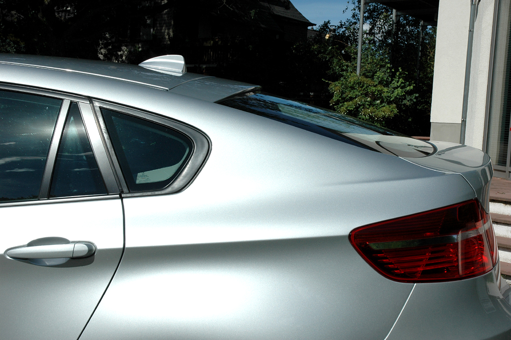 BMW X6 xDrive 30d: Seitenansicht hinten mit Haiflossen-Antenne auf dem Dach. 