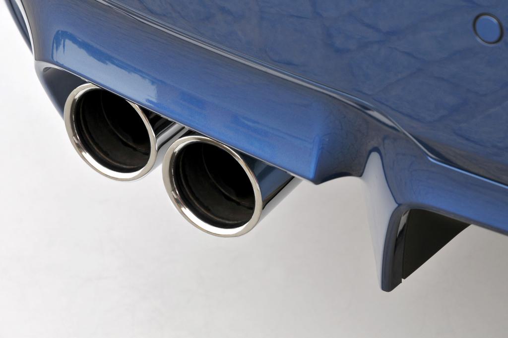 Bereits nach dem Drücken des Startknopfs macht sich der V8-Sound per kurzen Hochdrehen bemerkbar