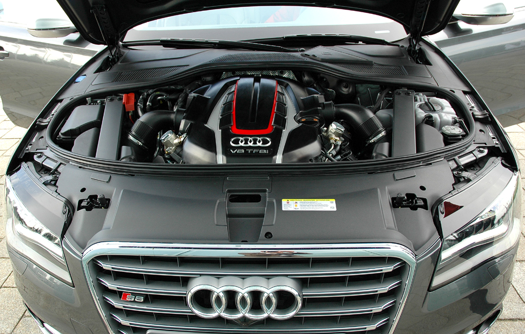 Blick auf den neuen 4,0-Liter-Achtzylinder-Biturbo, hier mit 520 PS im S8. 