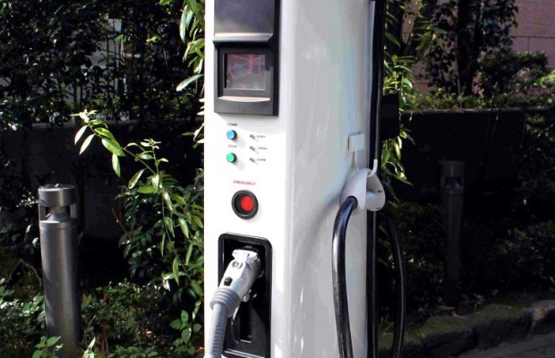 Blitzschnell elektromobil: Neue Ladestationen bei Daimler und Nissan