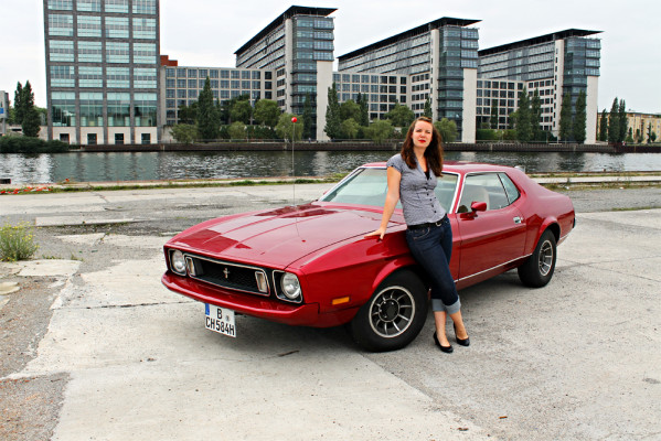 Corinna und ihr lippenstiftroter Ford Mustang - Liebe auf den ersten Blick!
