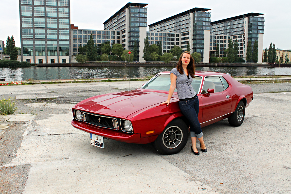 Corinna und ihr lippenstiftroter Ford Mustang - Liebe auf den ersten Blick!
