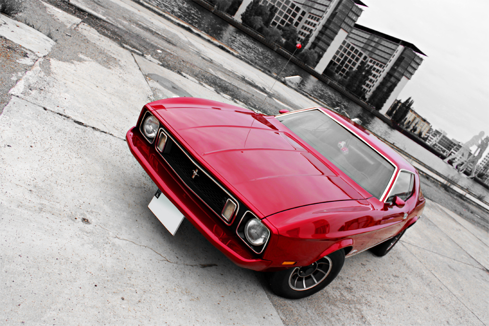 Corinna und ihr lippenstiftroter Ford Mustang - Liebe auf den ersten Blick!