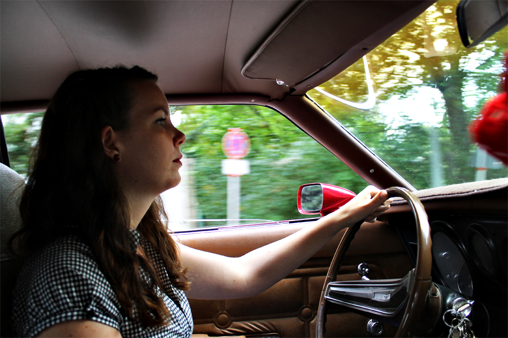 Corinna und ihr lippenstiftroter Ford Mustang - Liebe auf den ersten Blick!