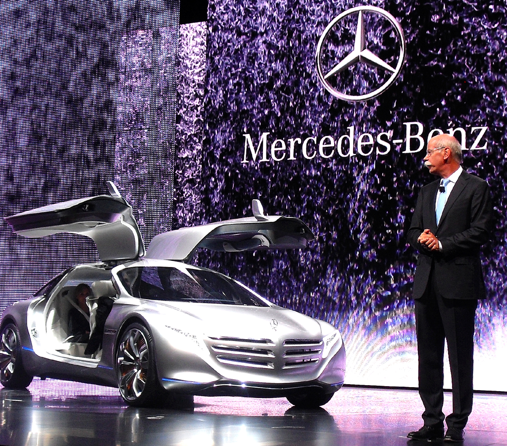 Daimler/Mercedes-Chef Zetsche stellt das Forschungsfahrzeug F125 vor. 