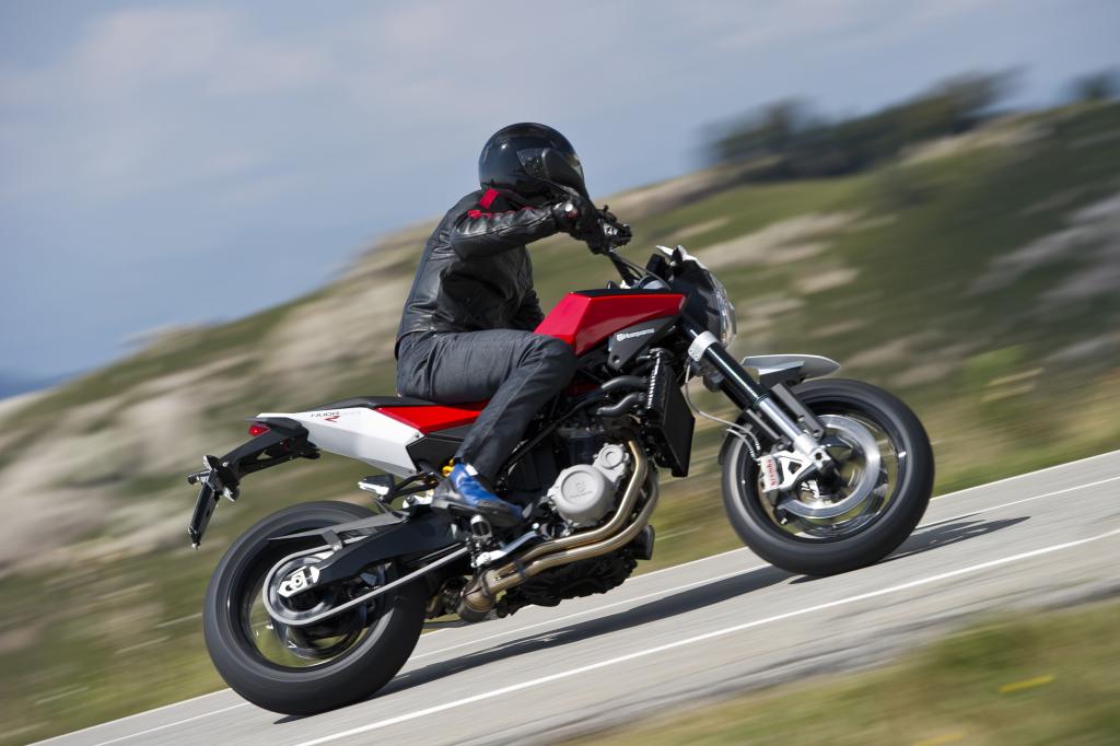 Das Aggregat stammt genauso wie die Rahmenkonstruktion von der BMW F800 GS,