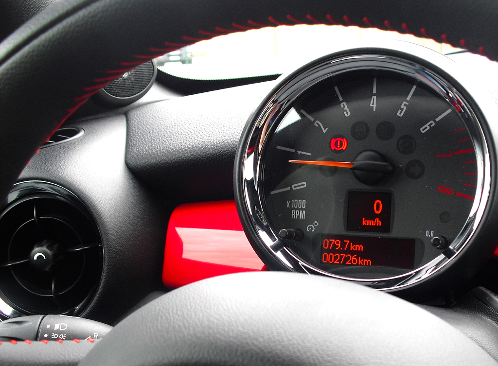 Der (Helm-)Individualist: Das neue Coupé ist der erste Zweisitzer von Mini