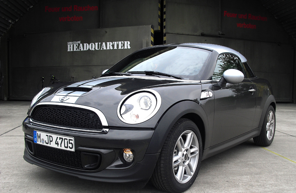 Der (Helm-)Individualist: Das neue Coupé ist der erste Zweisitzer von Mini