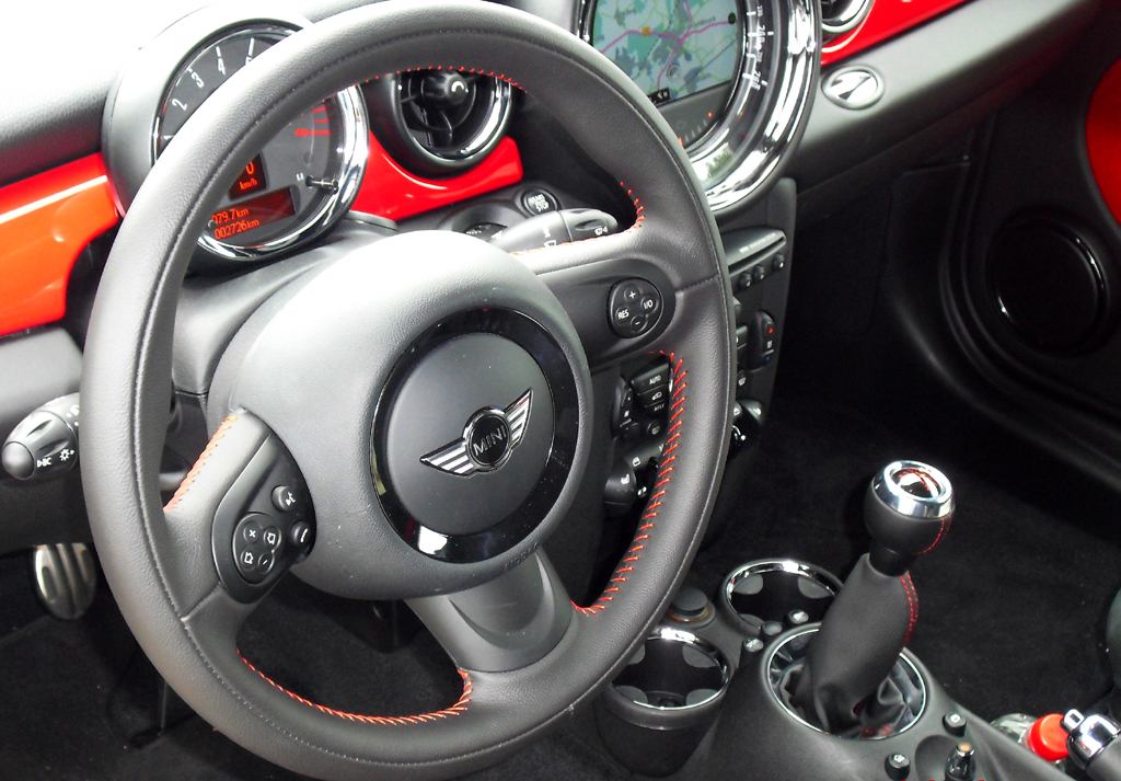 Der (Helm-)Individualist: Das neue Coupé ist der erste Zweisitzer von Mini