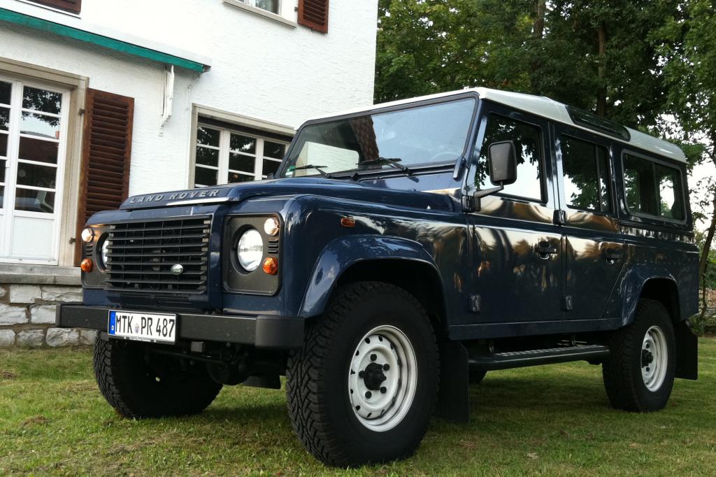 Der Land Rover verschafft sich schon durch seine schiere Größe ein beeindruckendes Entrée